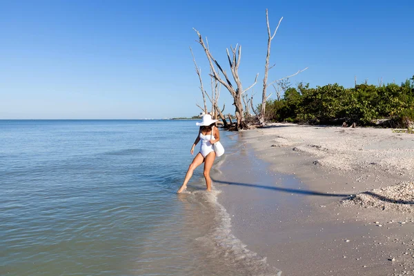 Young woman on beach — Stock Photo, Image