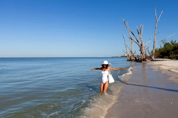 Ung kvinna på stranden — Stockfoto