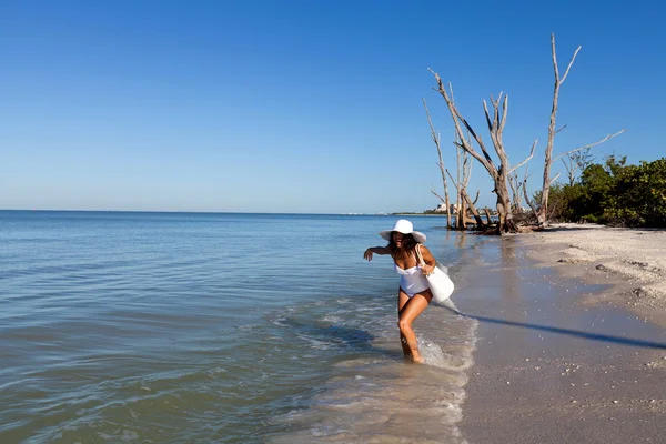 Young woman on beach — Stock Photo, Image