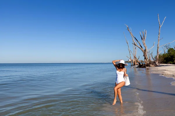 Mujer joven en la playa — Foto de Stock