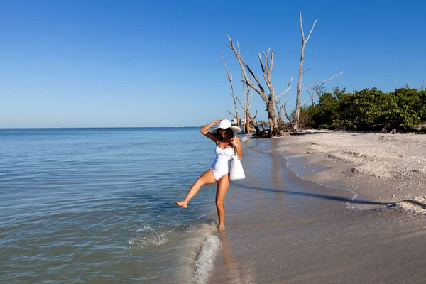 Mujer joven en la playa — Foto de Stock