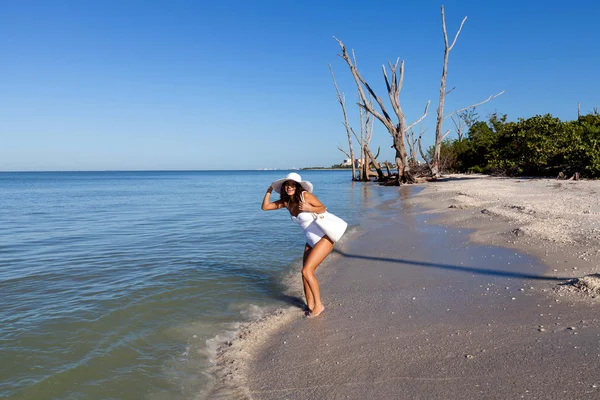 Mujer joven en la playa — Foto de Stock