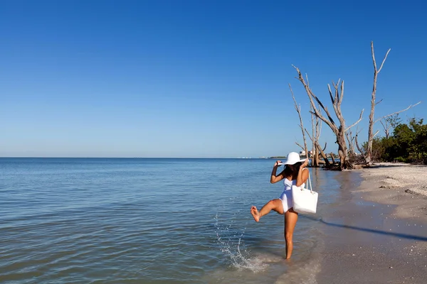 Giovane donna sulla spiaggia — Foto Stock