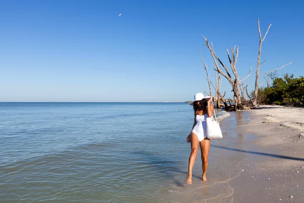 Giovane donna sulla spiaggia — Foto Stock
