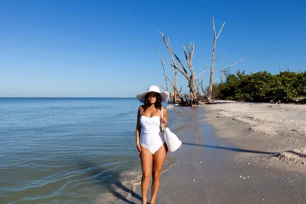 Giovane donna sulla spiaggia — Foto Stock