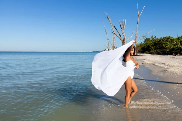 Woman posing on beach — Stock Photo, Image