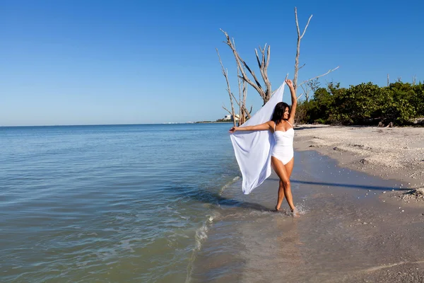 Woman posing on beach — Stock Photo, Image