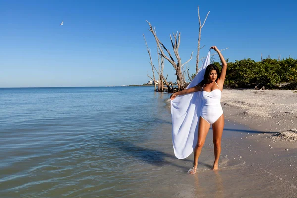 Donna in posa sulla spiaggia — Foto Stock