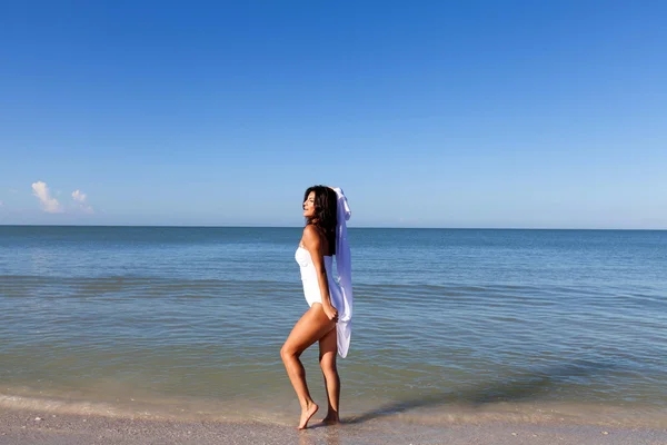 Donna in posa sulla spiaggia — Foto Stock