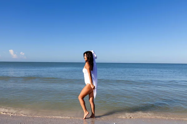 Giovane donna sulla spiaggia — Foto Stock