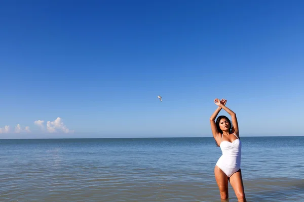 Giovane donna sulla spiaggia — Foto Stock