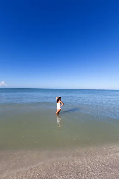 Kumsalda genç bir kadın — Stok fotoğraf