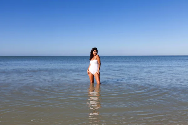 Young woman on beach — Stock Photo, Image