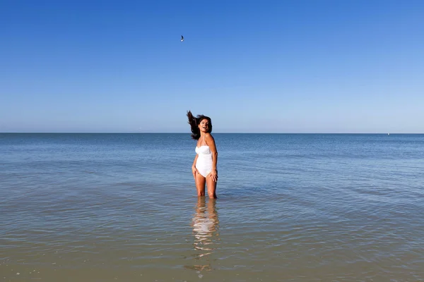 Ung kvinna på stranden — Stockfoto