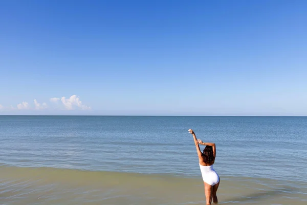 Jovem mulher na praia — Fotografia de Stock