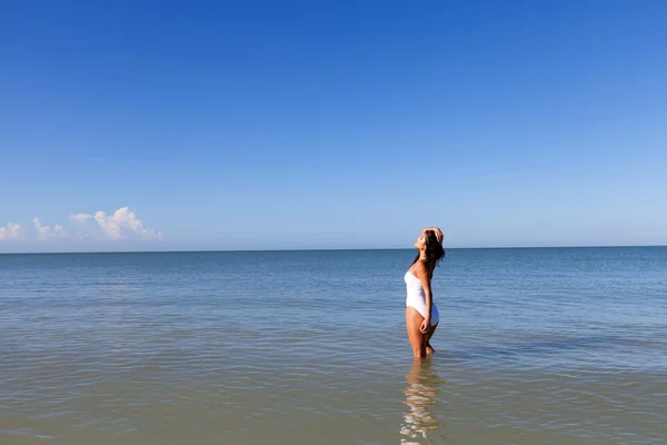 Jovem mulher na praia — Fotografia de Stock