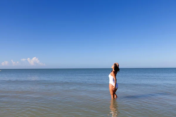 Jeune femme sur la plage — Photo