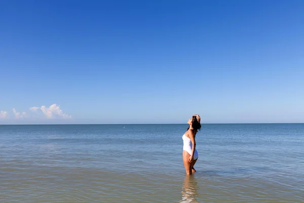 Giovane donna sulla spiaggia — Foto Stock