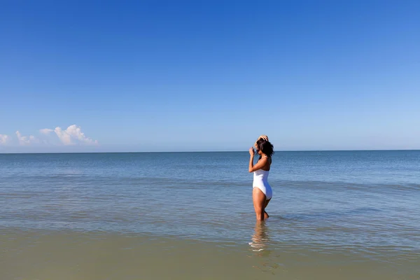 Jeune femme sur la plage — Photo