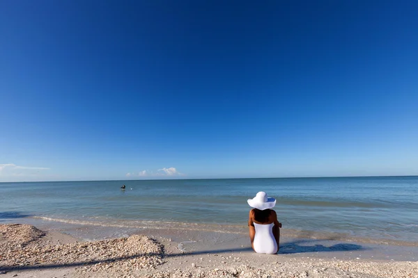 Fiatal nő a strandon — Stock Fotó