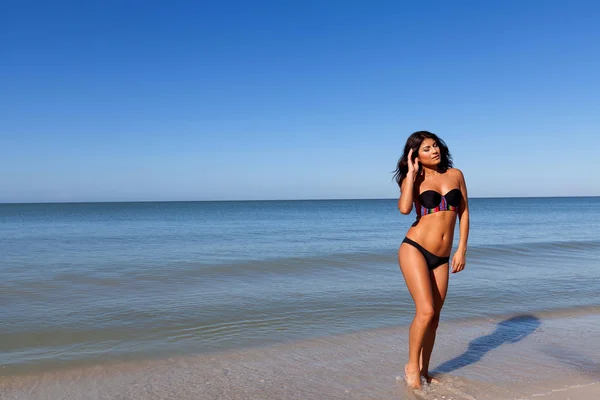 Jovem mulher na praia — Fotografia de Stock