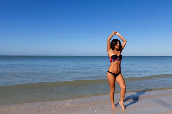 Junge Frau am Strand — Stockfoto