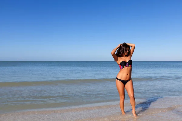 Wanita muda di pantai — Stok Foto