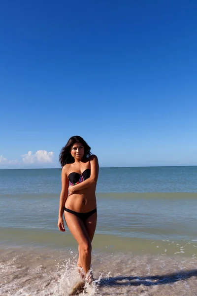 Jeune femme sur la plage — Photo