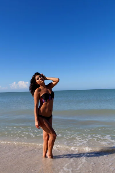 Jovem mulher na praia — Fotografia de Stock