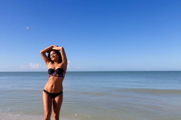 Junge Frau am Strand — Stockfoto