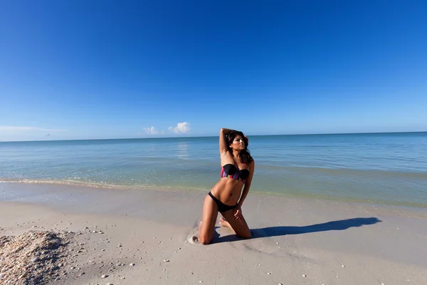 Woman posing on beach — Stock Photo, Image