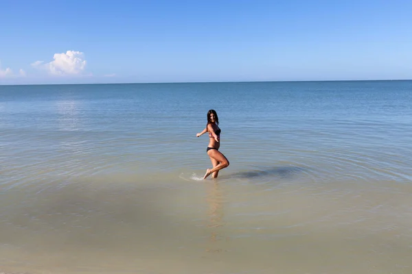 Donna divertendosi sulla spiaggia — Foto Stock