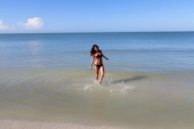 plajda eğlenmek kadın