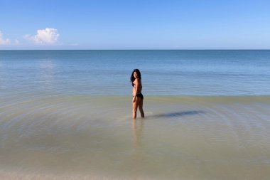 plajda eğlenmek kadın