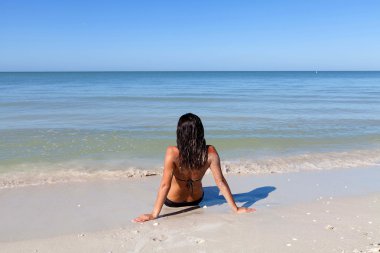 Sahilde oturan kadın