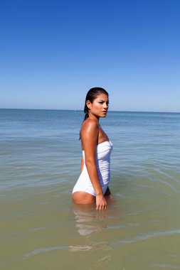 Kumsalda genç bir kadın