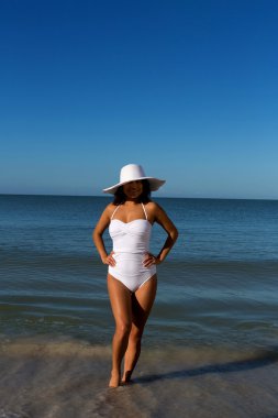 Kumsalda genç bir kadın