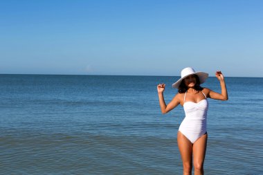 Kumsalda genç bir kadın