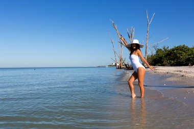 Kumsalda genç bir kadın