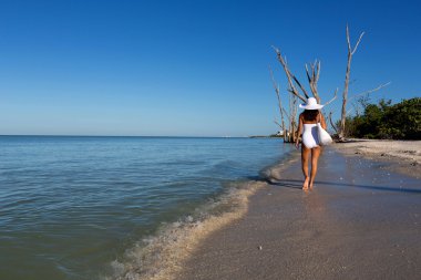 Kumsalda genç bir kadın