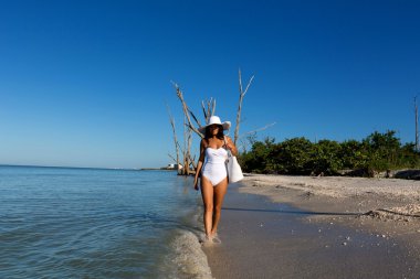 Kumsalda genç bir kadın