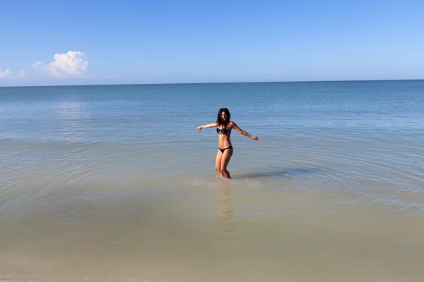 Mulher se divertindo na praia — Fotografia de Stock