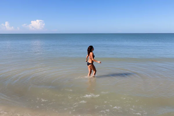 Mulher se divertindo na praia — Fotografia de Stock