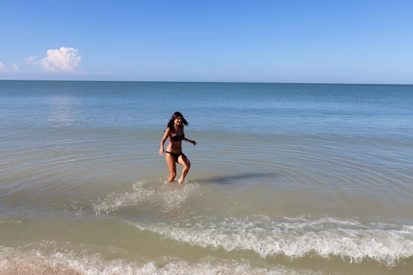 Ung kvinna på stranden — Stockfoto