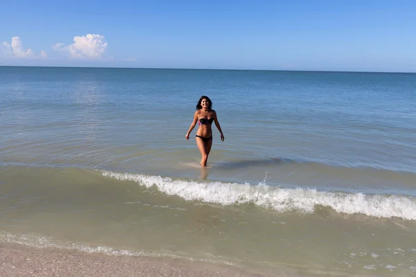 Woman having fun on beach — Stock Photo, Image
