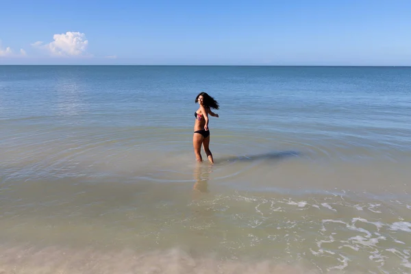 Donna divertendosi sulla spiaggia — Foto Stock