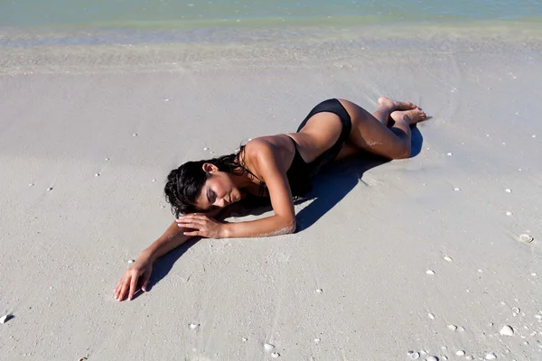 躺在海滩上的女人 — 图库照片