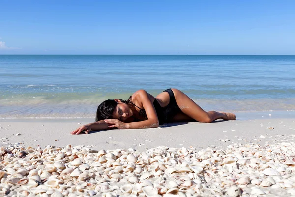 Kobieta leżąca na plaży — Zdjęcie stockowe