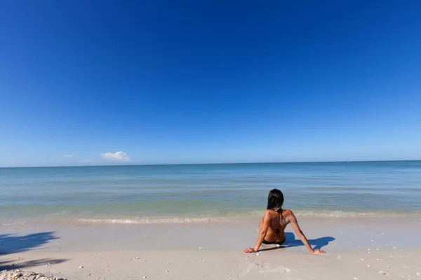 Jonge vrouw op strand — Stockfoto