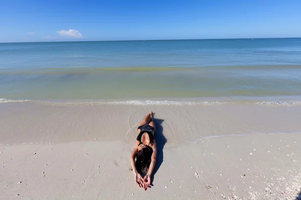 Woman lying on beach — Stock Photo, Image